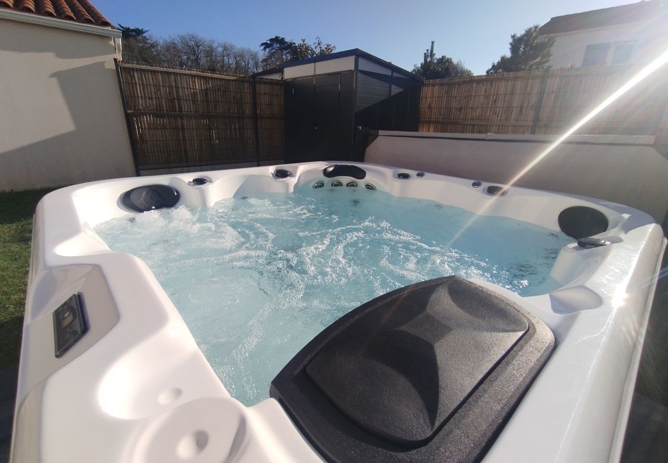 Ferienhaus in Saint-Vincent-sur-Jard - 350 m zum Meer – Haus mit Garten & Jacuzzi,  8