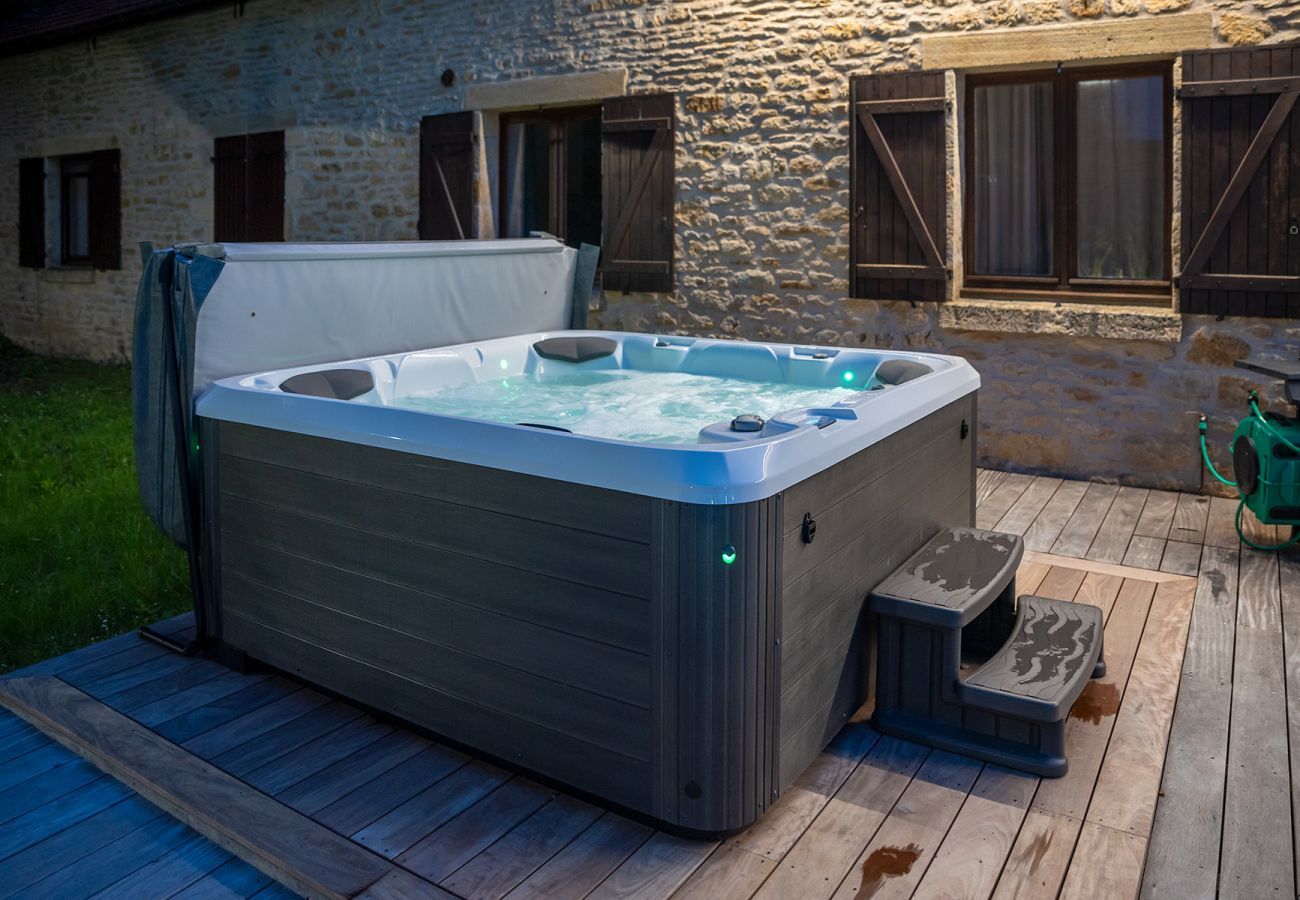 Ferienhaus in Montignac - Pool und Whirlpool – 4 Erwachsene, 4 Kinder