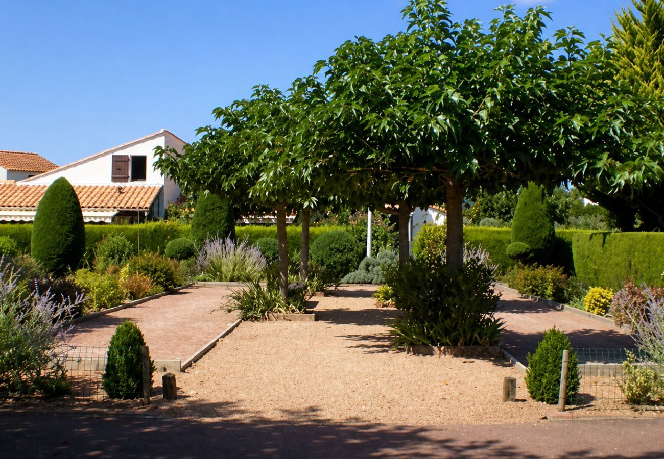 Ferienhaus in Saint-Vincent-sur-Jard - 950 m vom Meer entfernt, Haus mit Garten und Pool