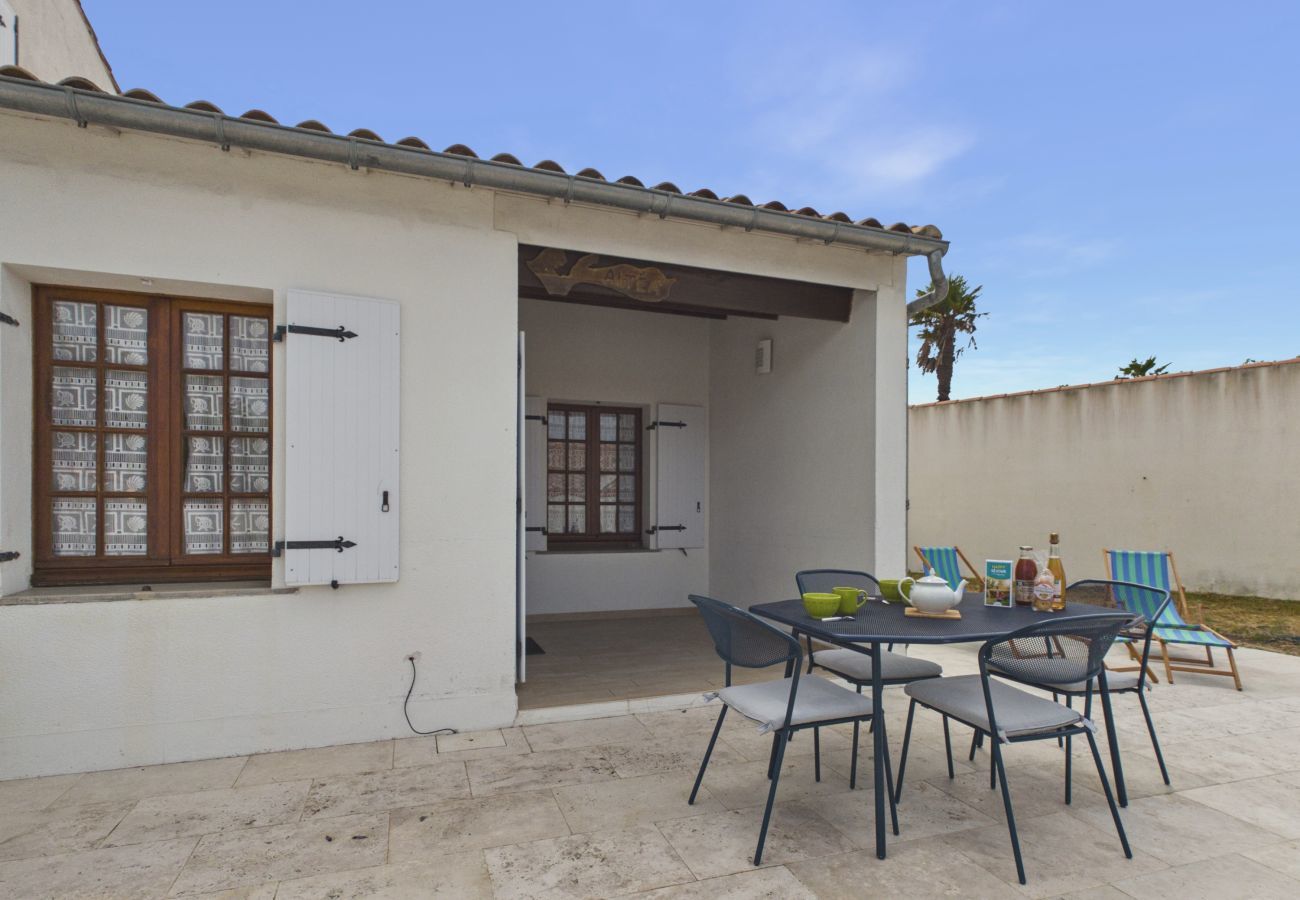 Ferienhaus in Rivedoux-Plage - Urlaub für 2, 50m Strand, Garten & BBQ