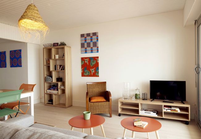 Apartment in Saint-Gilles-Croix-de-Vie - Flat for 6 on the main beach, St Gilles Apartment in Saint-Gilles-Croix-de-Vie - Flat for 6 on the main beach, St Gilles