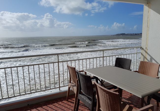 Apartment in Saint-Gilles-Croix-de-Vie - Flat for 6 on the main beach, St Gilles Apartment in Saint-Gilles-Croix-de-Vie - Flat for 6 on the main beach, St Gilles