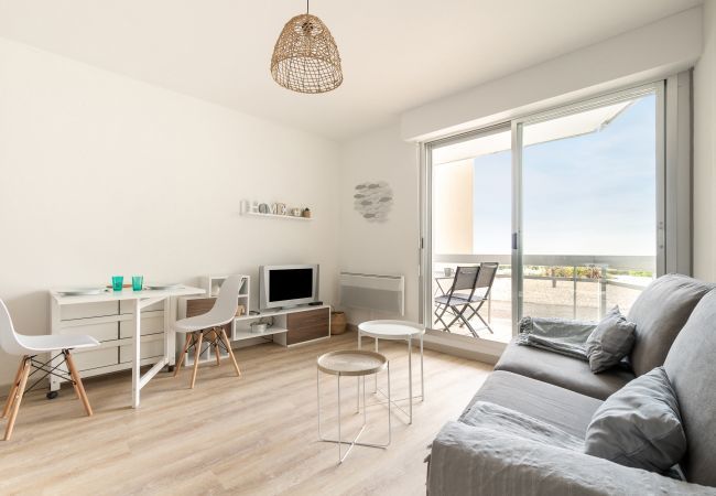 Apartment in Saint-Gilles-Croix-de-Vie - Seafront and ocean views - Stay for 4 Apartment in Saint-Gilles-Croix-de-Vie - Seafront and ocean views - Stay for 4