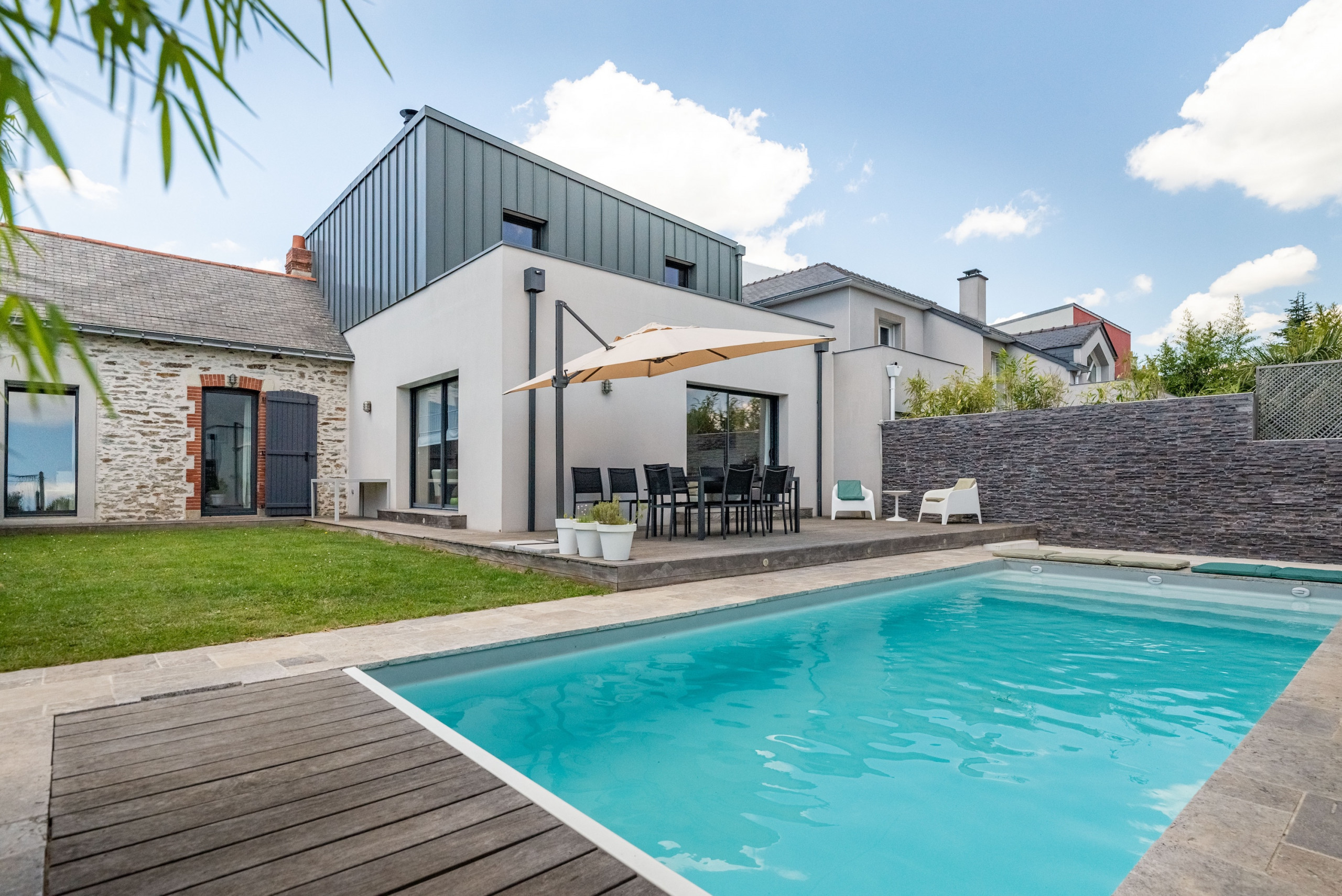  in Nantes - Beautiful, contemporary family home with pool