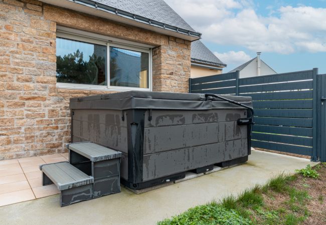 House in Arzon - Colourful house with jacuzzi - 300m from the beach House in Arzon - Colourful house with jacuzzi - 300m from the beach