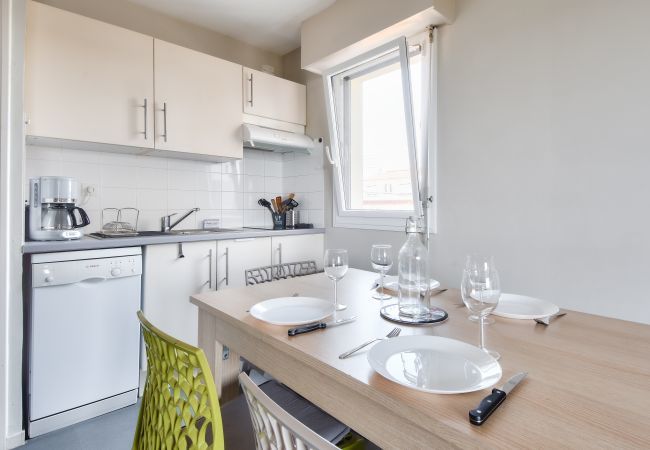 Apartment in Saint-Gilles-Croix-de-Vie - Flat for 4 with sea view and balcony Apartment in Saint-Gilles-Croix-de-Vie - Flat for 4 with sea view and balcony