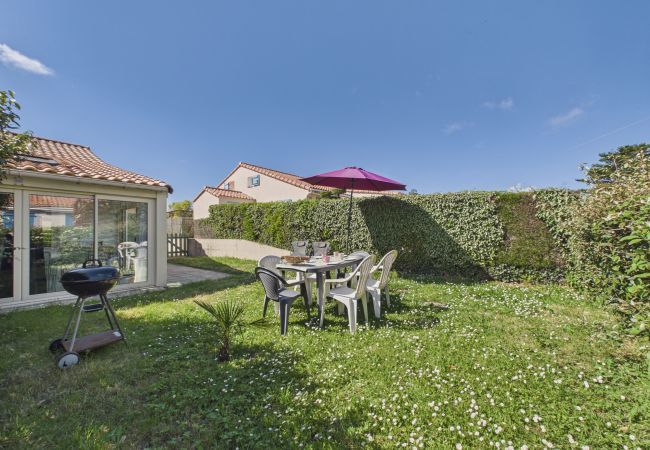 House in Saint-Michel-Chef-Chef - House with a pool at 200m from the beach
