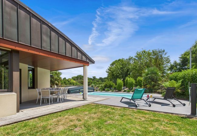 House in Fouesnant - Garden and pool - 1km from beach- For 8 House in Fouesnant - Garden and pool - 1km from beach- For 8