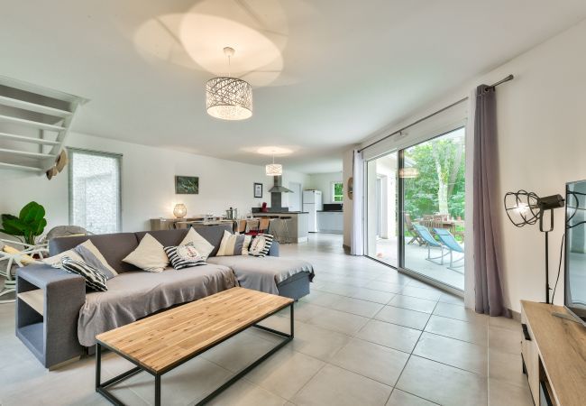 House in Arès - House for 6 -Pool - 150m from the beach in Arès