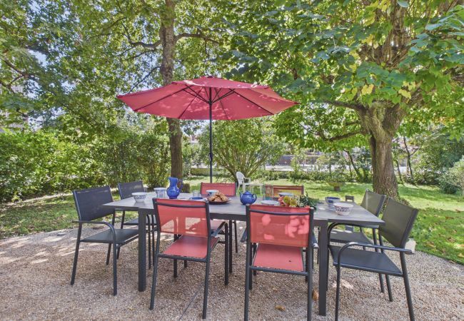 Villa in Andernos-les-Bains - 200m from the beach- House with great garden 