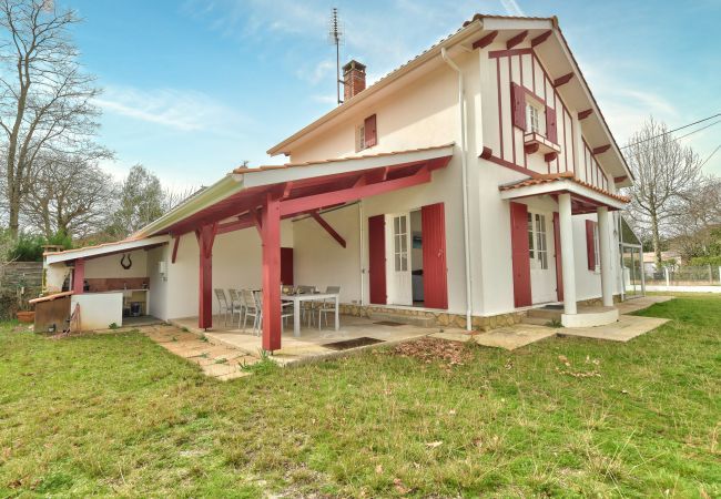 House in Andernos-les-Bains - House for 10 - garden - 600 m from the beach  House in Andernos-les-Bains - House for 10 - garden - 600 m from the beach