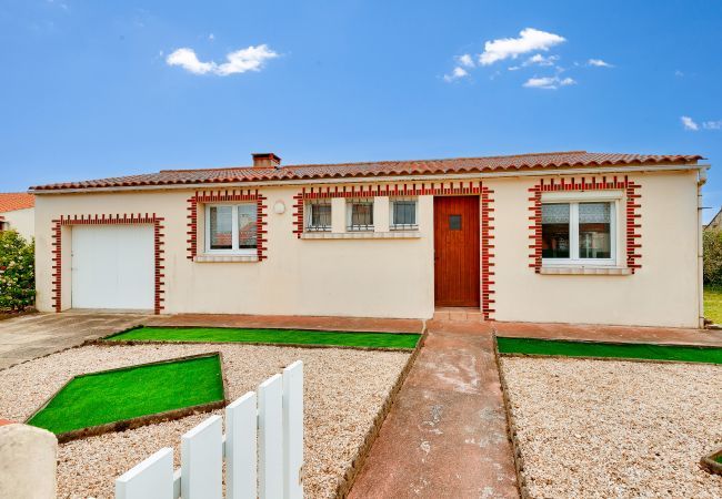 House in Brem-sur-Mer - House and garden for 4 in Brem-sur-Mer House in Brem-sur-Mer - House and garden for 4 in Brem-sur-Mer