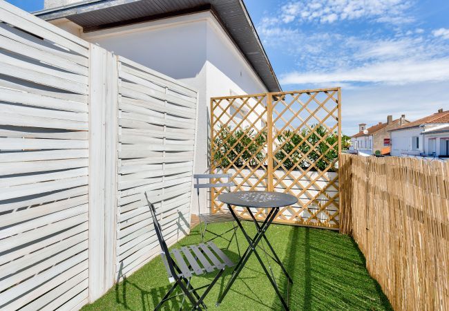 Studio in La Tranche-sur-Mer - 180m beach, lively area, studio for 2 people Studio in La Tranche-sur-Mer - 180m beach, lively area, studio for 2 people