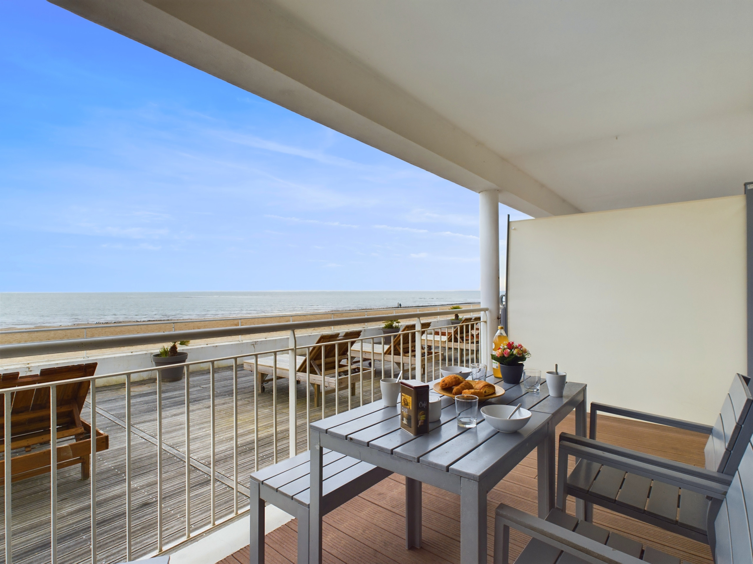  in La Tranche-sur-Mer - Seafront apartment for 6 - Terrace