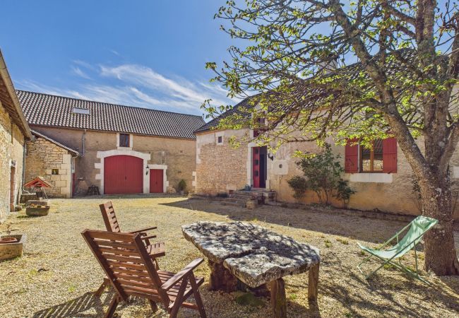 House in Gabillou - Beautiful country house for 8 with swimming pool House in Gabillou - Beautiful country house for 8 with swimming pool