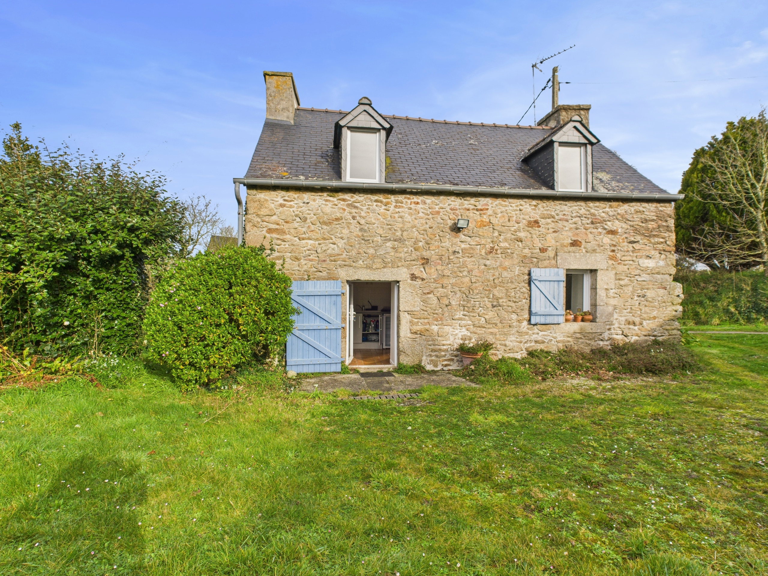  in Plouguerneau - Stone house with large garden for 4