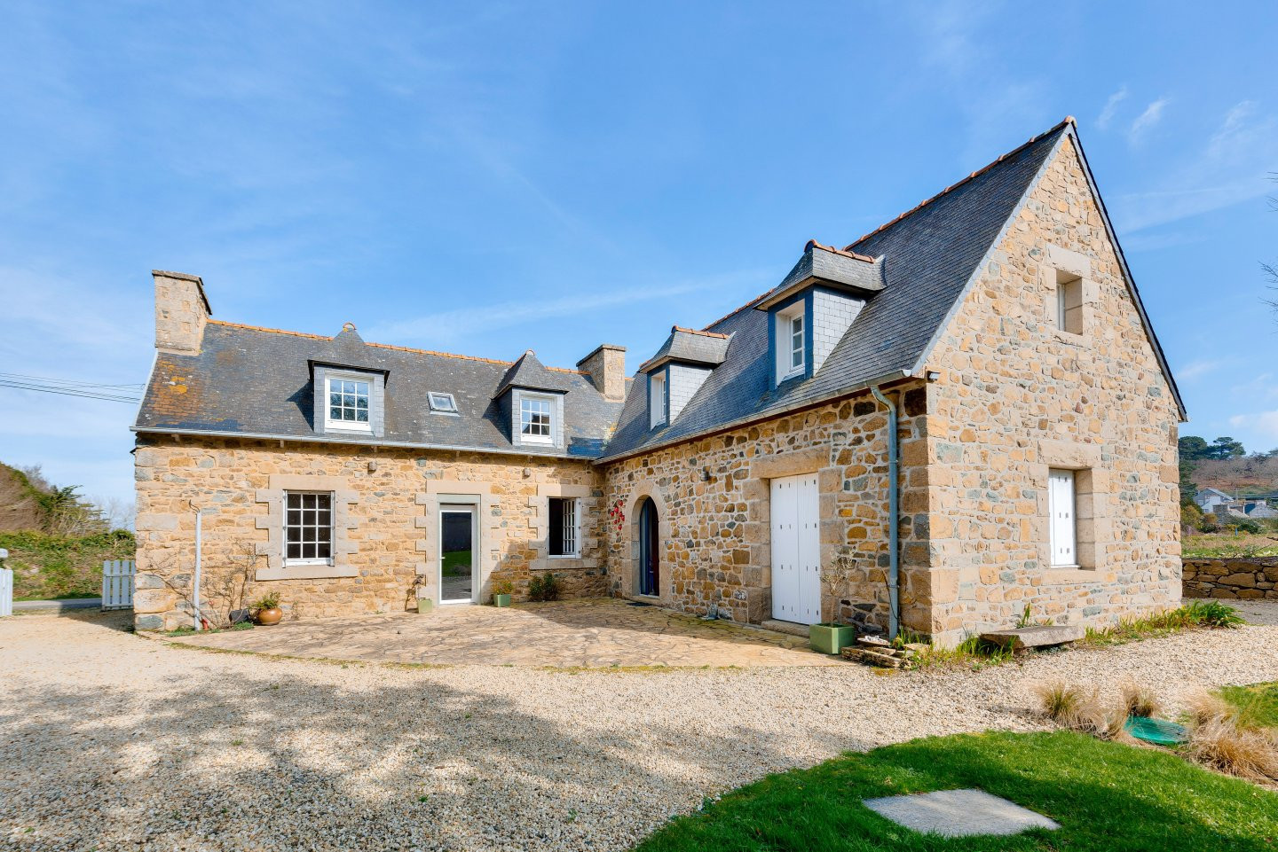  in Plougrescant - Ideal for 8 adults and 5 children -  200m beach