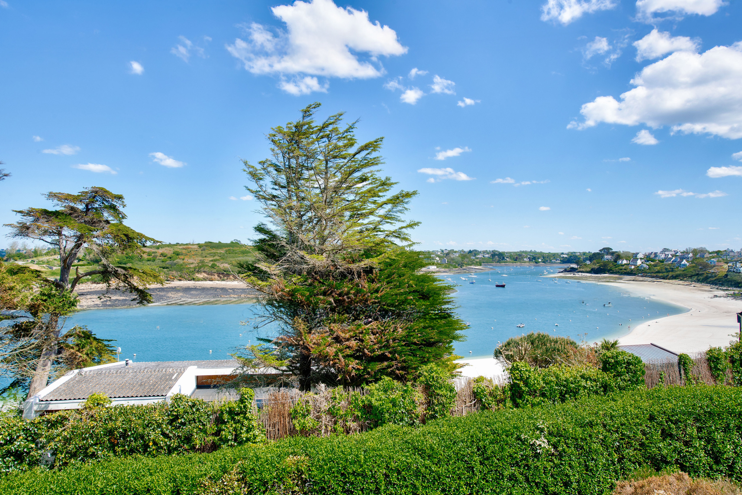  in Saint-Pabu - Large oceanfront house with garden for 11