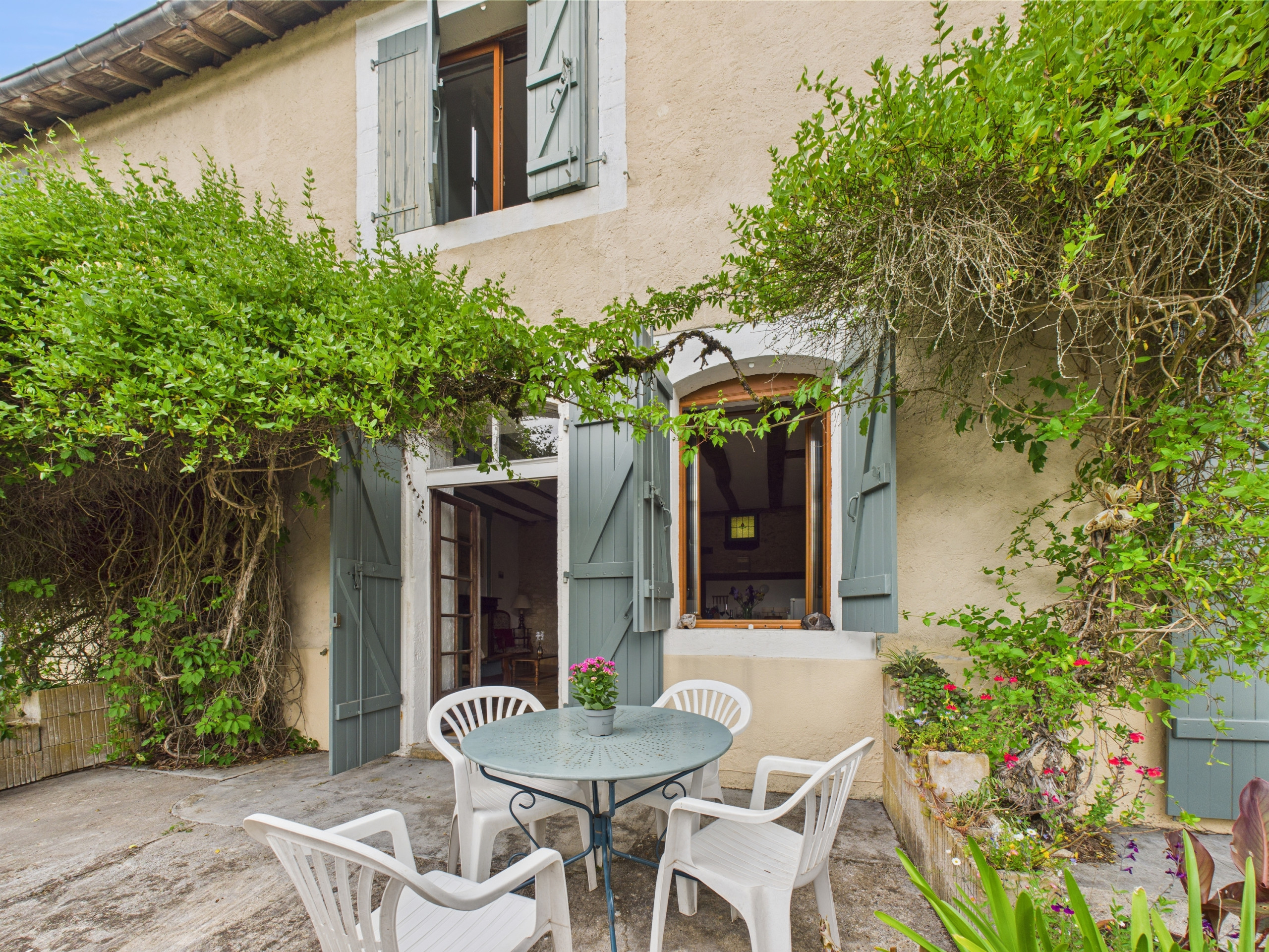  in Montignac - Semi-detached cottage, 4 adults 1 child, pool