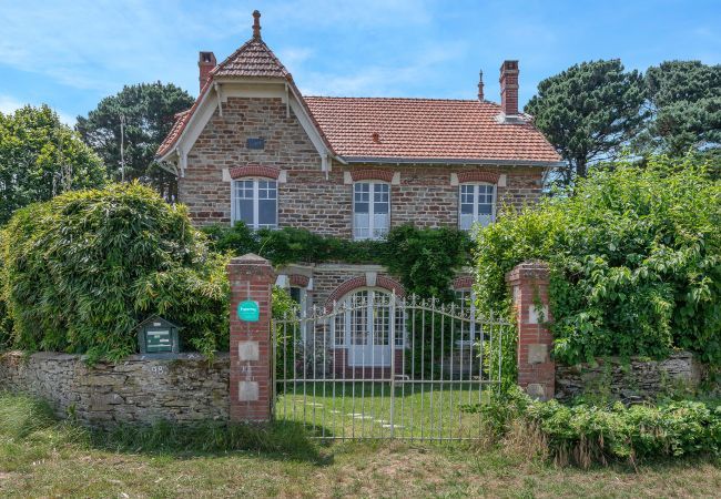 Villa in Saint-Michel-Chef-Chef - Charming villa 250m from beach – sleeps 14