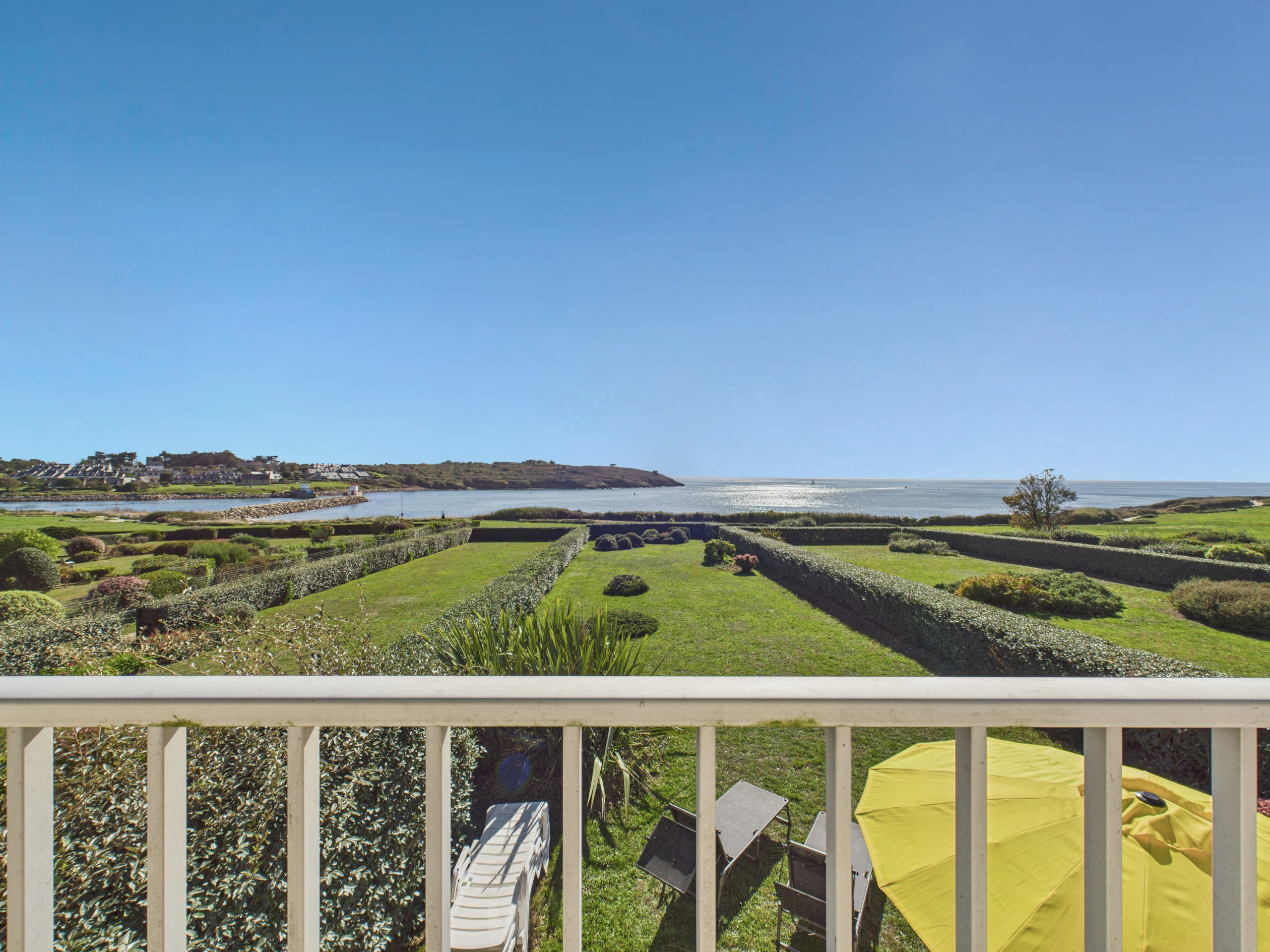  in Arzon - Facing the Sea – House for 8 with Garden