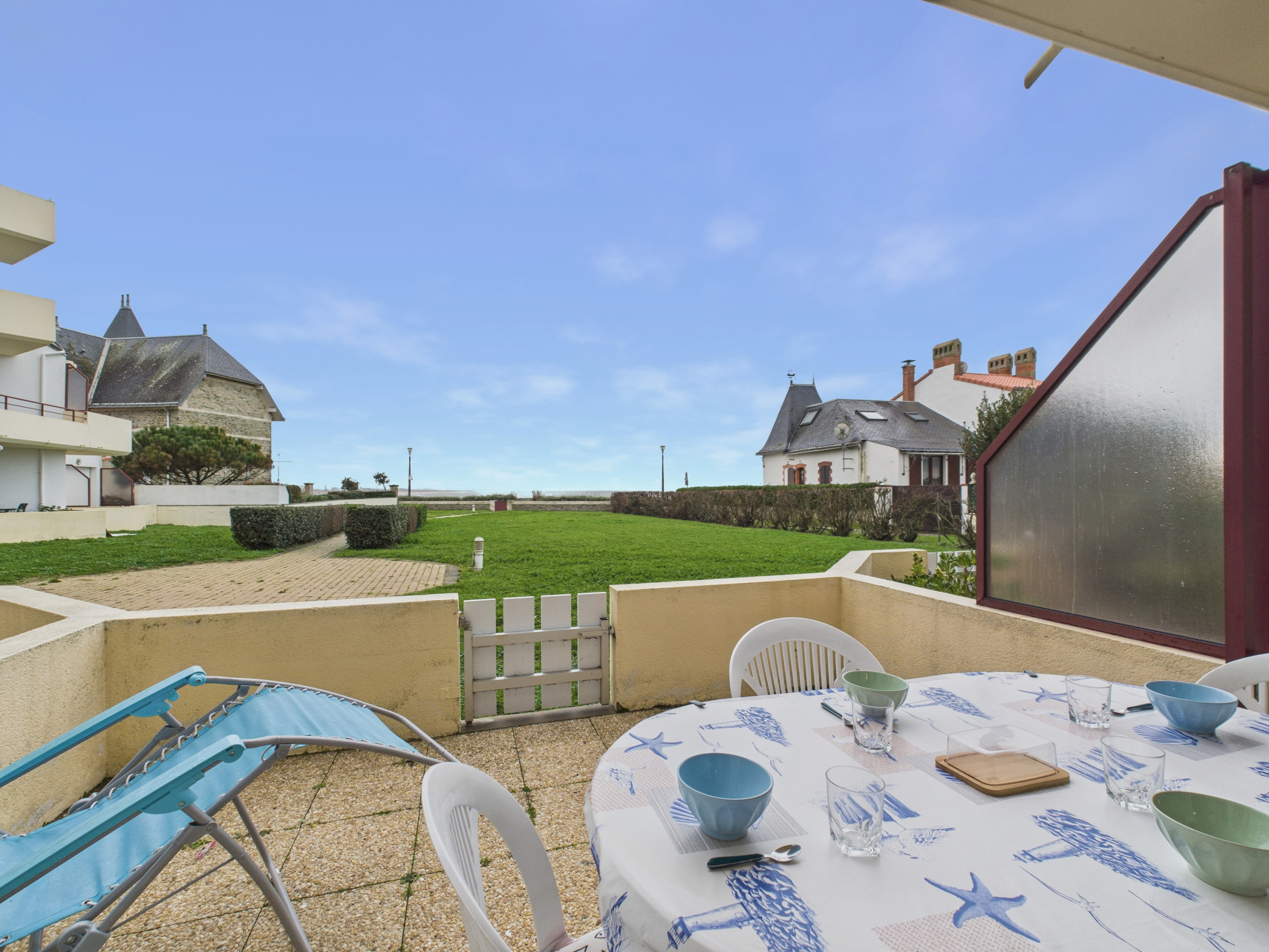  in Saint-Gilles-Croix-de-Vie - Apartment with sea view, 2 adults and 2 children