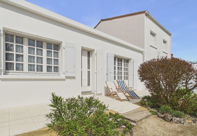 House in La Guérinière - House for 6 with garden, 50m from the sea