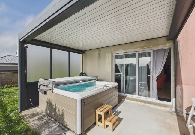 House in Treffiagat - House for 6 with jacuzzi and large garden