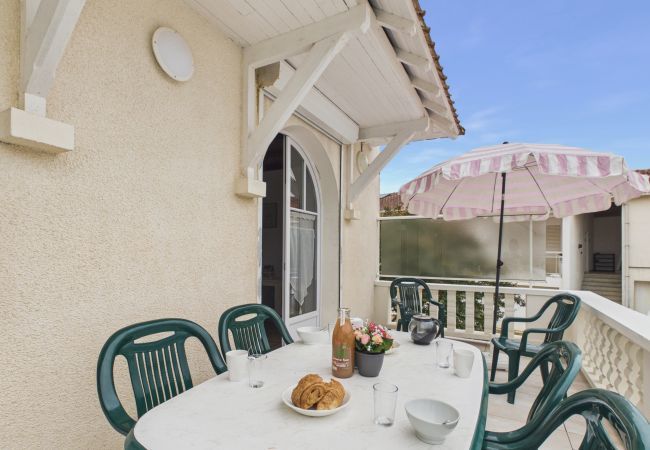 Apartment in Longeville-sur-Mer - Beach 100m away, apartment with terrace for 4