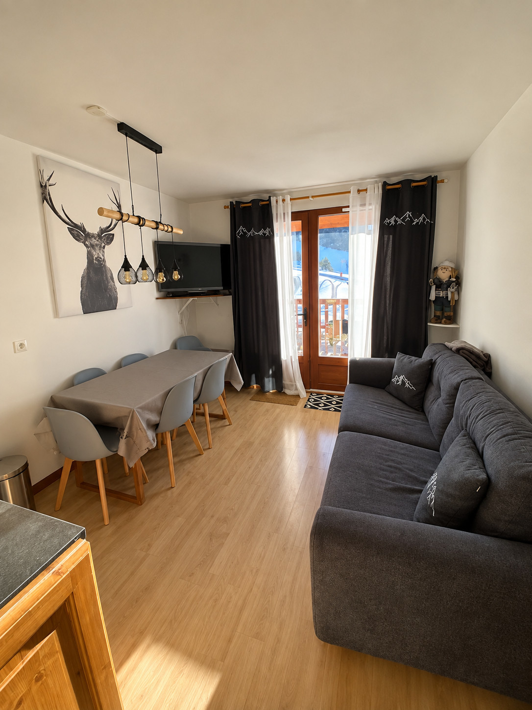  in Le Dévoluy - Facing the slopes, 6-person apartment with terrace