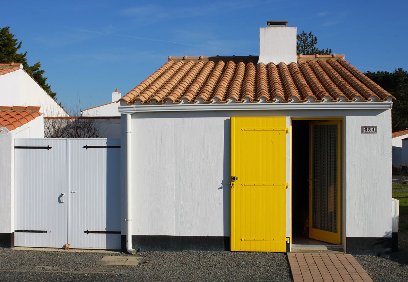 House in Bretignolles-sur-Mer - Coastal Cottage for 4 - Heated Pool