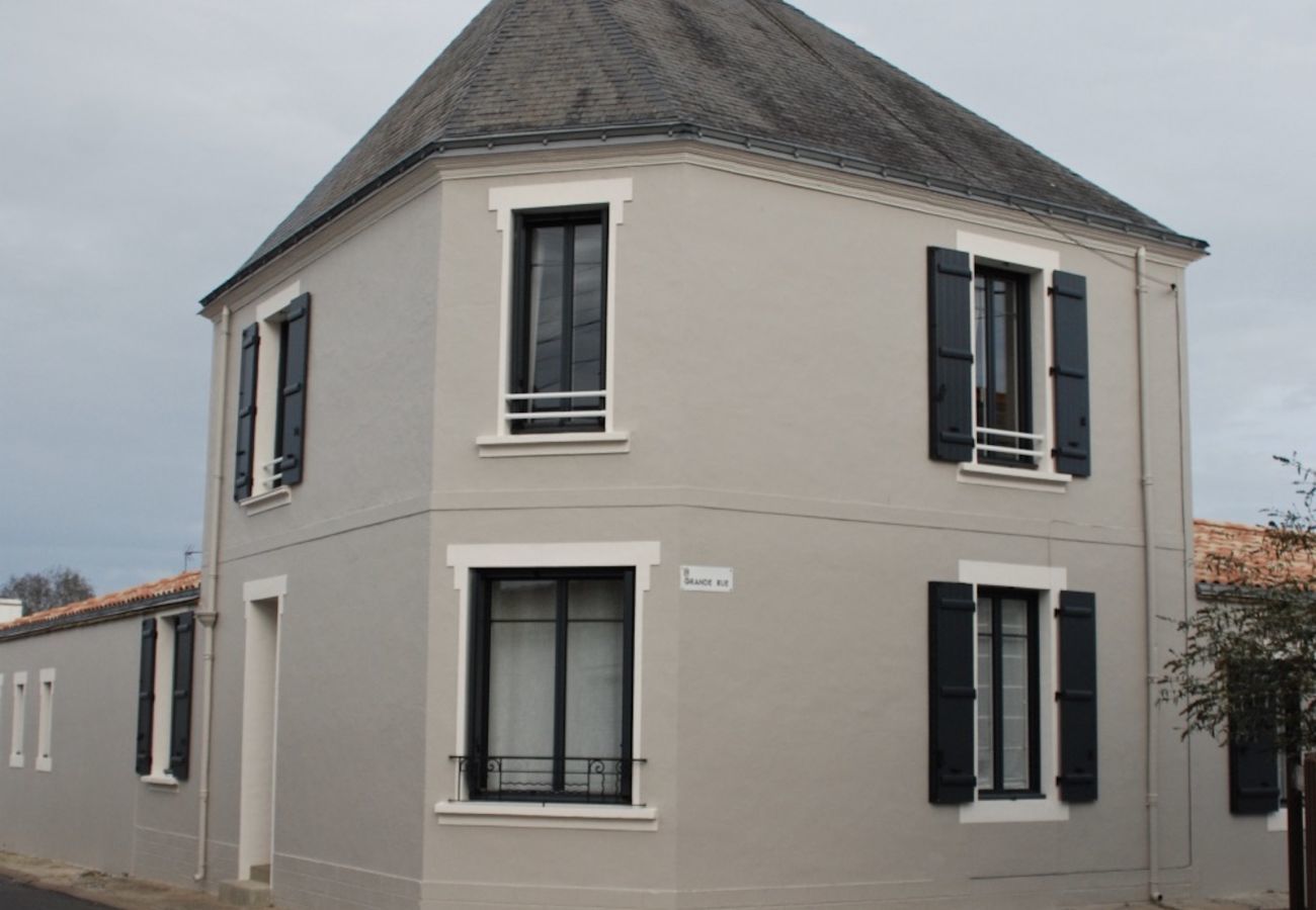 House in Beauvoir-sur-Mer - In the heart of the city, pretty house for 6 with garden