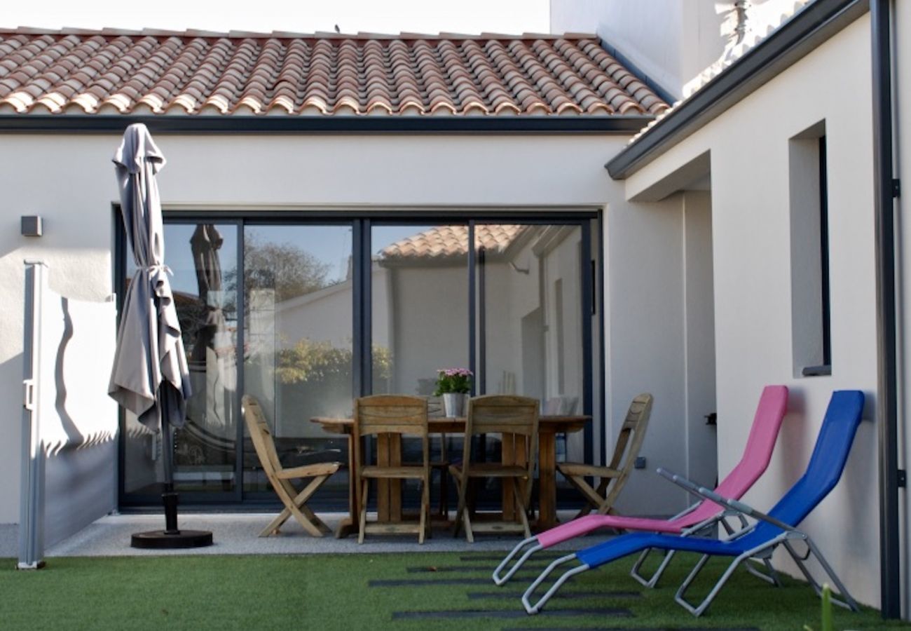 House in Beauvoir-sur-Mer - In the heart of the city, pretty house for 6 with garden