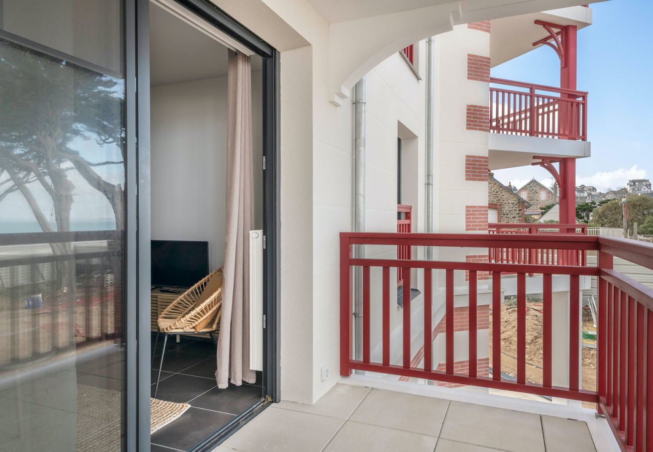 Apartment in Pléneuf-Val-André - Beautiful seafront flat for 2