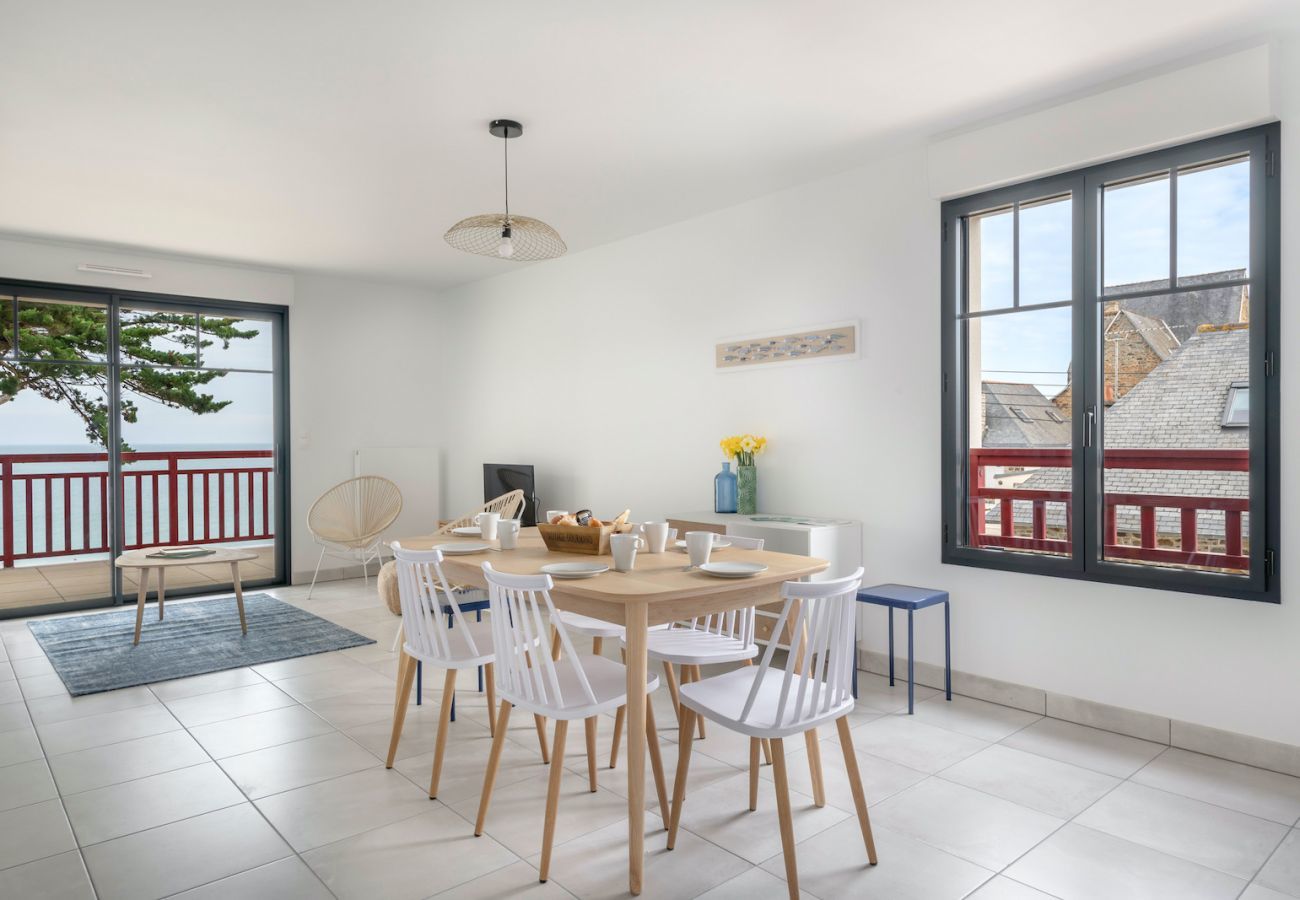 Apartment in Pléneuf-Val-André - Facing the sea, lovely flat for 8