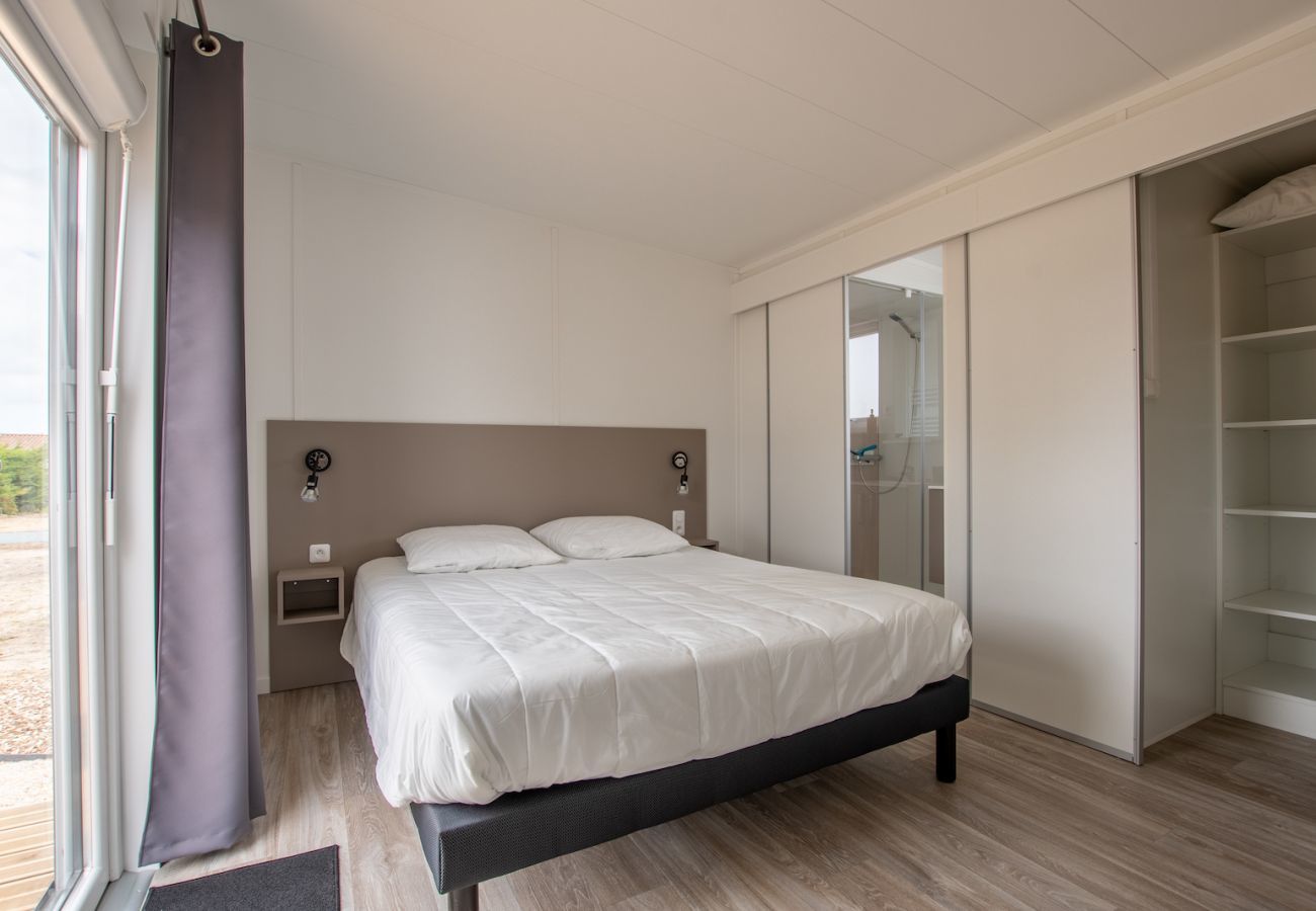 Chalet in Bretignolles-sur-Mer - Chalet for 6, holiday residence with swimming pool 