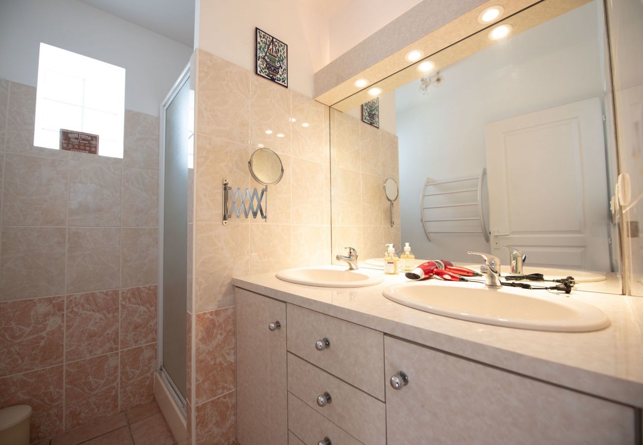 House in Saint-Gilles-Croix-de-Vie - La Maison Bleue : For 8 in St Gilles-Croix-de-Vie
