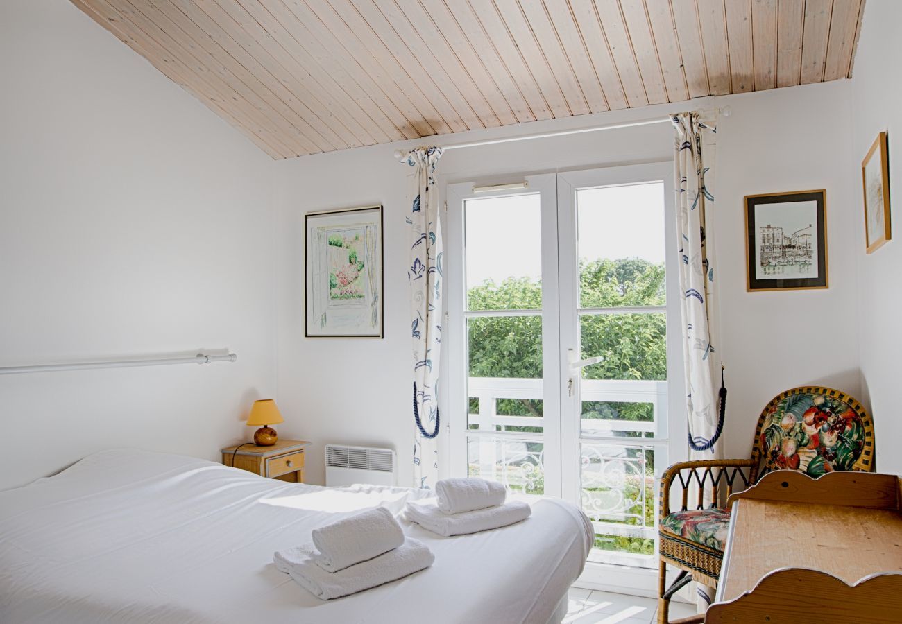 House in Saint-Martin-de-Ré - House for 6 in the heart of Saint Martin 