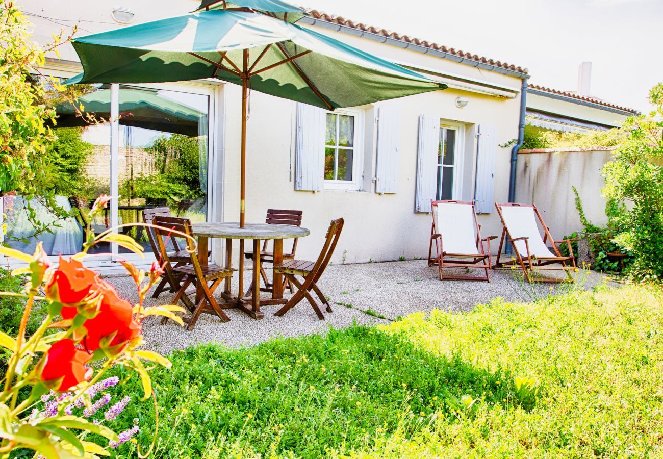 House in Saint-Martin-de-Ré - House for 6 in the heart of Saint Martin 