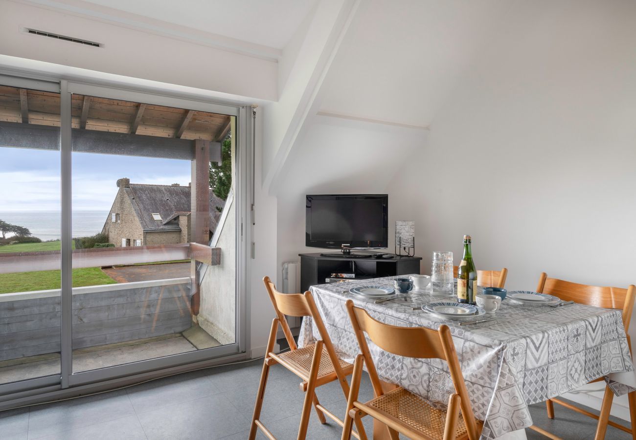 Apartment in Saint-Gildas-de-Rhuys - 300m from the beach, 2 adults - 2 children