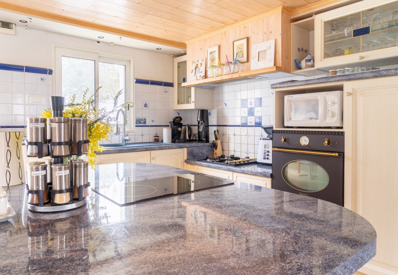 House in L'Epine - House for 6 - Pool - 750m from the beach