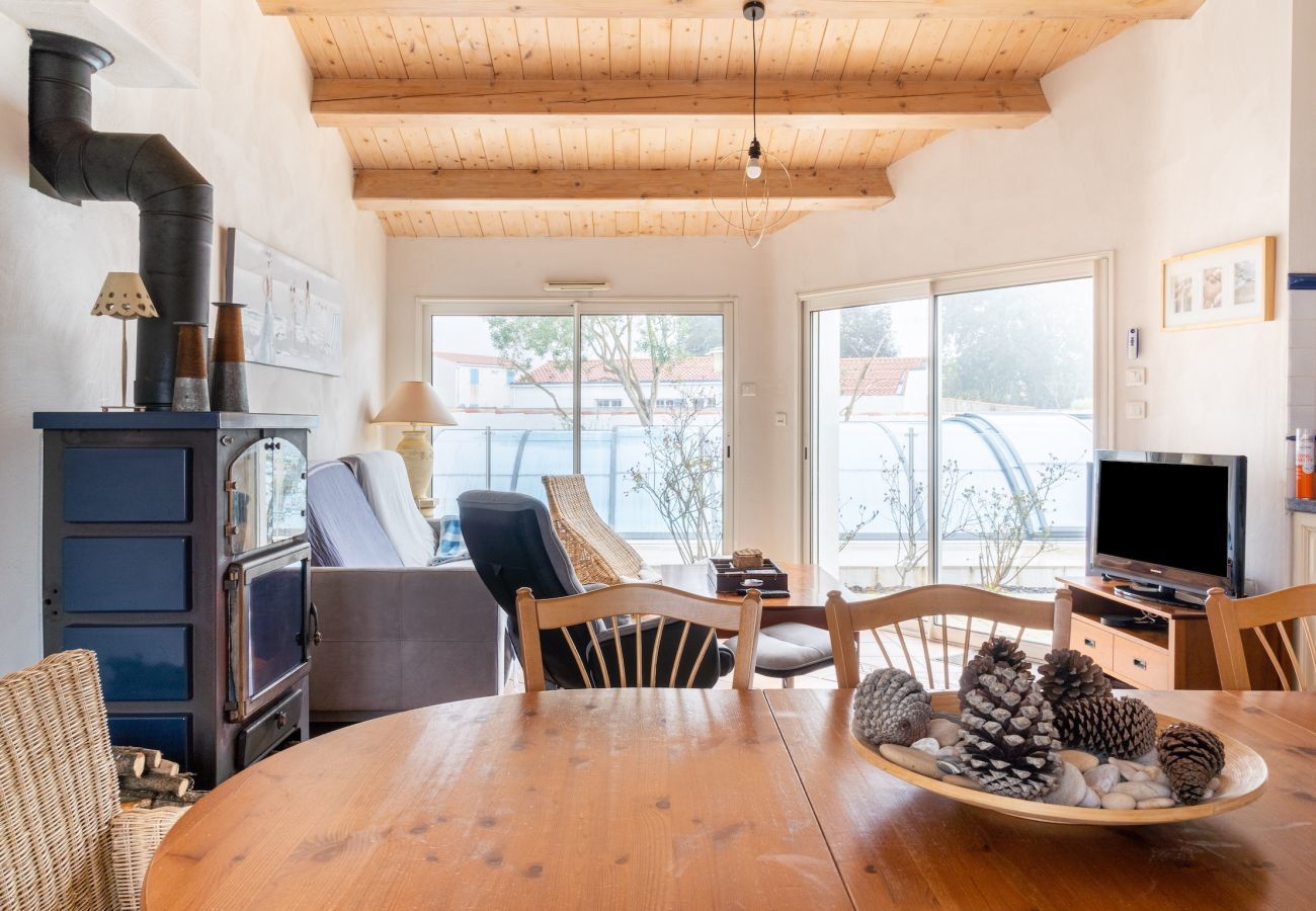 House in L'Epine - House for 6 - Pool - 750m from the beach