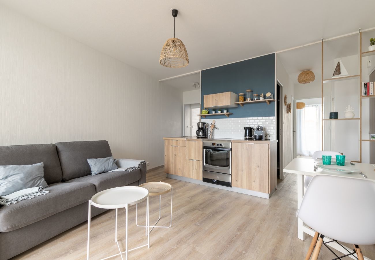 Apartment in Saint-Gilles-Croix-de-Vie - Seafront and ocean views - Stay for 4