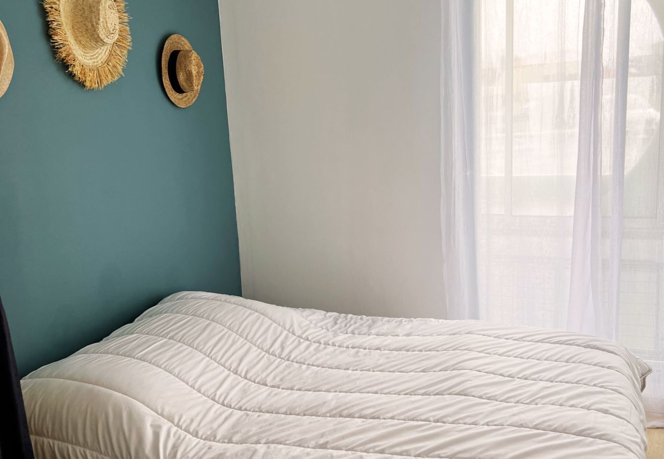 Apartment in Saint-Gilles-Croix-de-Vie - Seafront and ocean views - Stay for 4
