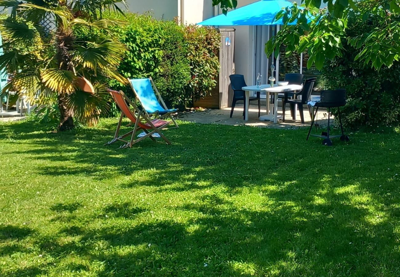 House in Arzon - House for 5 - Large garden - 700m from beach