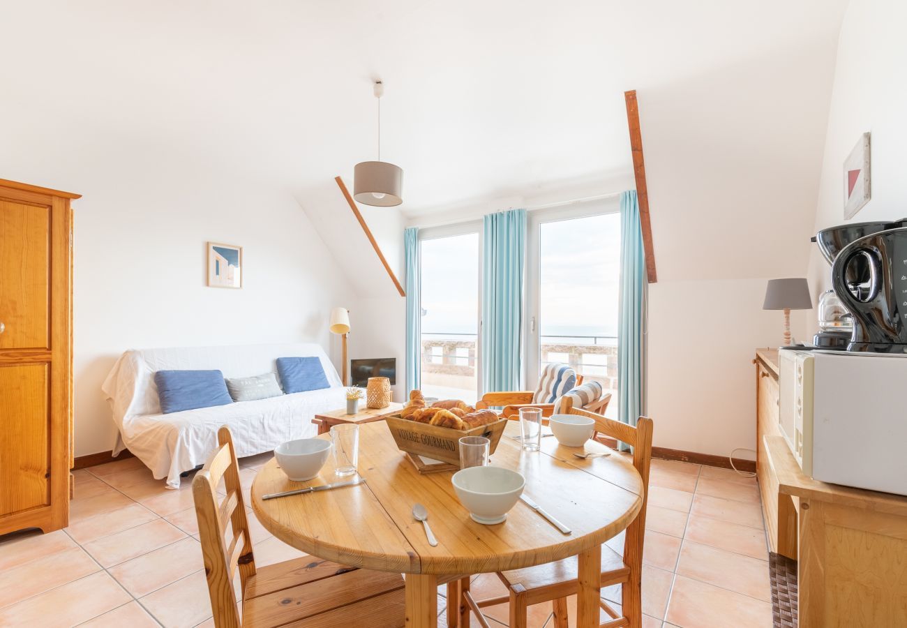 Studio in Pléneuf-Val-André - Studio with large terrace and sea view for 3 