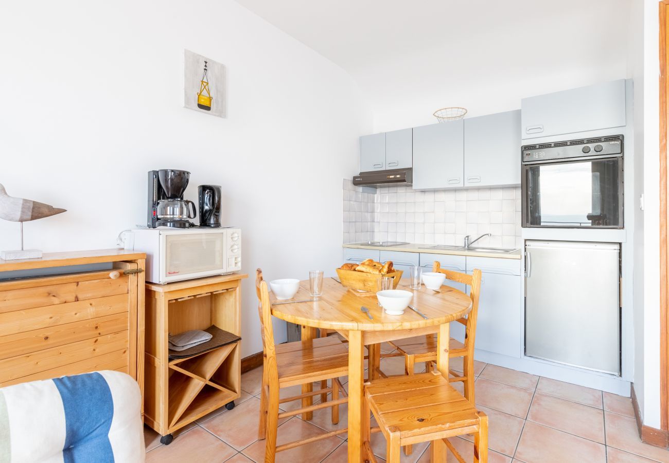 Studio in Pléneuf-Val-André - Studio with large terrace and sea view for 3 