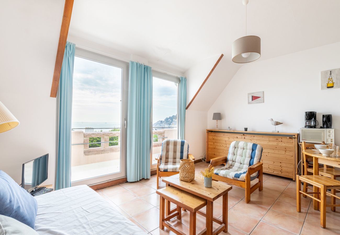 Studio in Pléneuf-Val-André - Studio with large terrace and sea view for 3 
