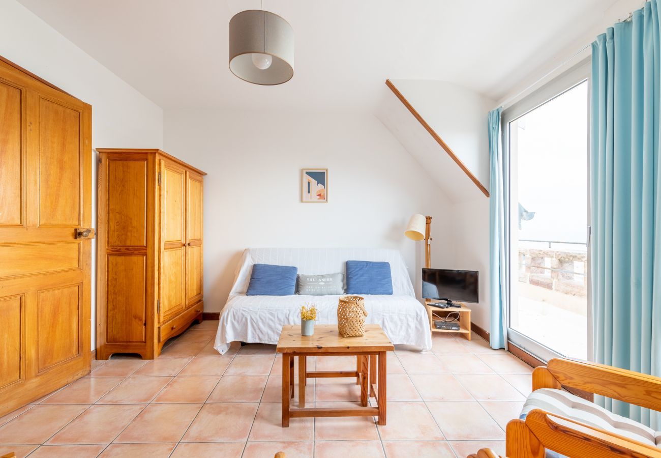 Studio in Pléneuf-Val-André - Studio with large terrace and sea view for 3 