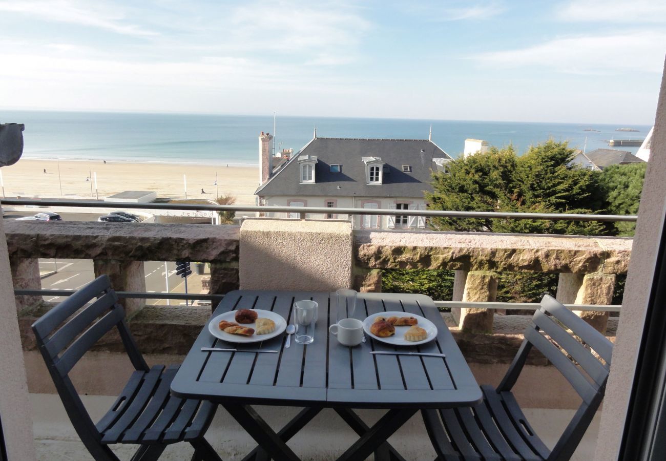 Studio in Pléneuf-Val-André - Studio with large terrace and sea view for 3 